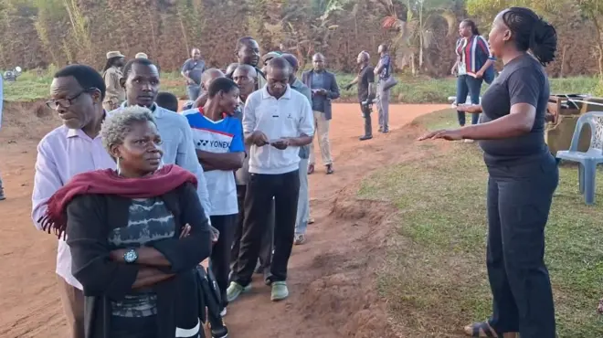 Abantu bari ku murongo bategereje ko amatora atangira