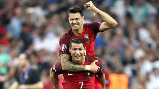 Ronaldo akimbeba nyota mwenzie wa Ureno, Fonte wakishangilia ushindi wa mikwaju ya penalti wa taifa hilo dhidi ya Poland katika robo fainali ya Euro 2016