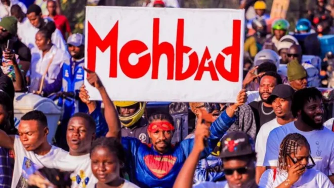A fan showing mohbad name