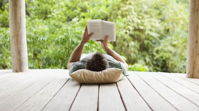 Чоловік читає