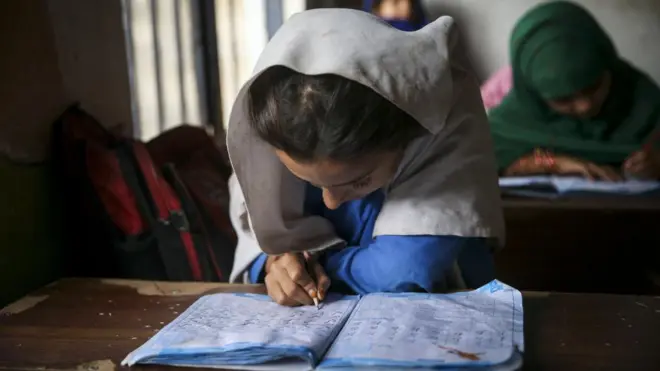 دختر دانش آموز مهاجر افغان در اسلام آباد نوت می گیرد