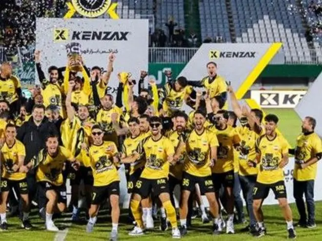 بازیکنان تیم سپاهان با حفظ تک‌گل دقیقه ۲ استفن انزونزی، جام قهرمانی را در ورزشگاه اراک بالای سر بردند.