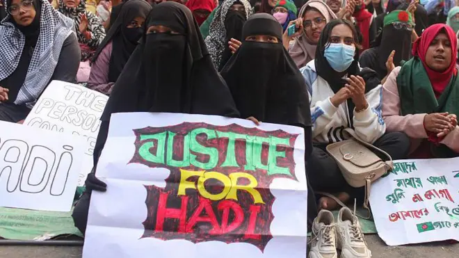 उस्मान हादी के हत्यारों को पकड़ने की मांग करते लोग