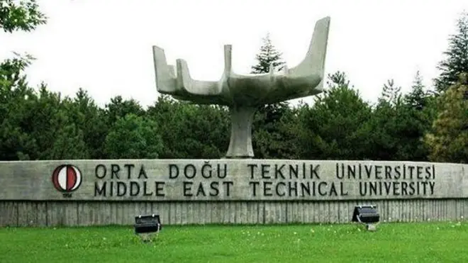 Orta Doğu Teknik Üniversitesi'nin isminin yer aldığı büst. 