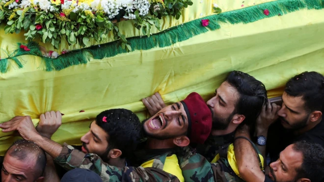 हिज़्बुल्लाह से जुड़े एक सांसद अली अमार के बेटे की पेजर फटने से मौत हो गई थी. ये तस्वीर उनके बेटे के जनाज़े की है.
