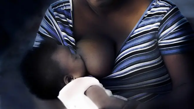 Nwaanyị na-eche nwata yi uwe ọcha ara