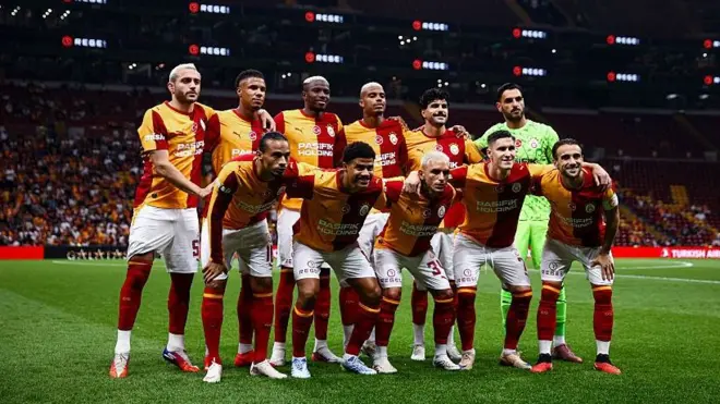 Galatasaraylı oyuncular maç öncesi takım pozu verirken yan yana durmuşlar