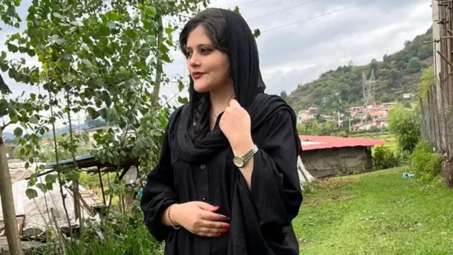 İran’da Amini’nin ölümünü kadınlar saçlarını keserek ve başörtülerini yakarak protesto ediyor