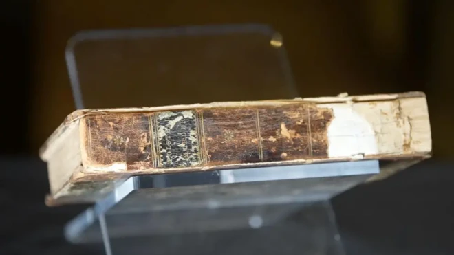 یک کتاب قدیمی در محفظه شیشهای