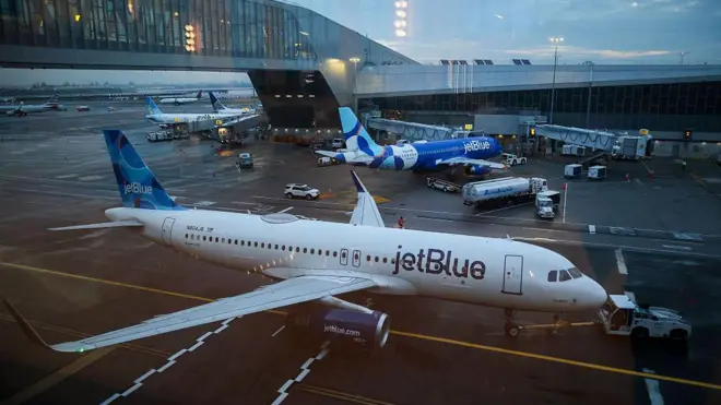 aprondaki Jetblue uçağı