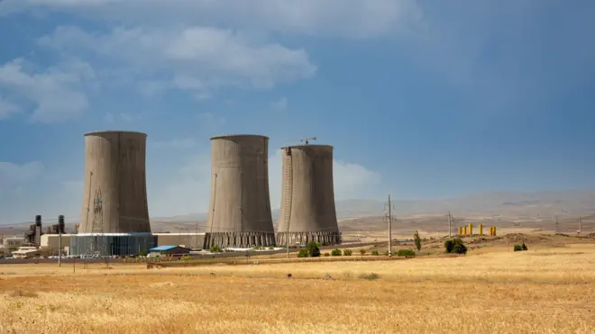 أبراج تبريد لمحطة طاقة نووية في إيران