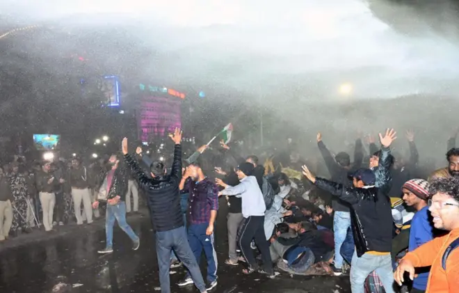 विरोध प्रदर्शन कर रहे परीक्षार्थियों पर पुलिस ने लाठीचार्ज किया 