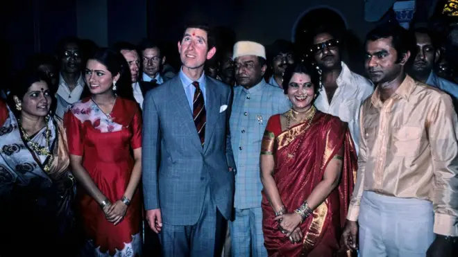 राजकमल कलामंदिर फ़िल्म स्टूडियो में प्रिंस चार्ल्स के साथ वी. शांताराम (फ़ाइल तस्वीर-1980)