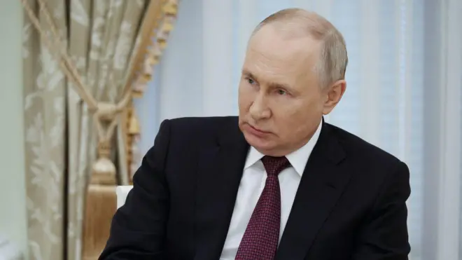 Tổng thống Nga Vladimir Putin trong cuộc gặp với kíp xe tăng Alyosha T-80 ở Moscow hôm 24/8/2023