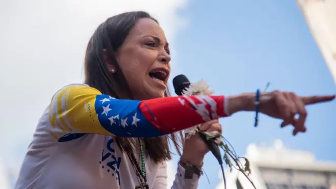 वेनेज़ुएला में एक विरोध प्रदर्शन के दौरान मरिया कोरीना मचादो