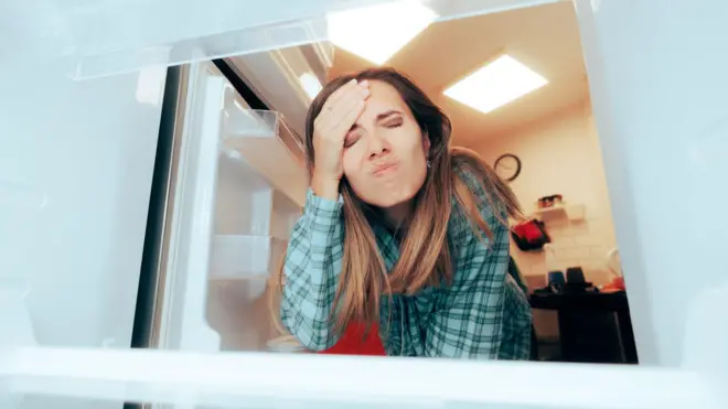 Mulher na geladeira esquece o que vinha buscar