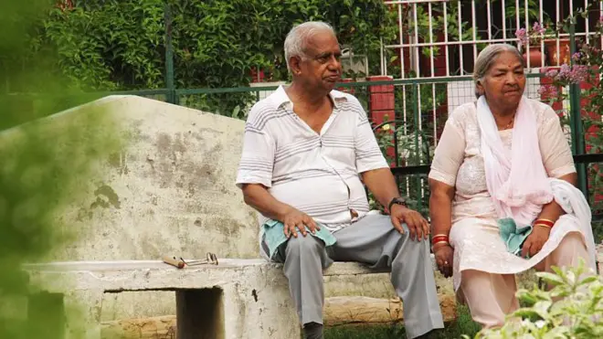 दिल्ली के एक पार्क में बैठे रिटायर सरकारी कर्मचारी