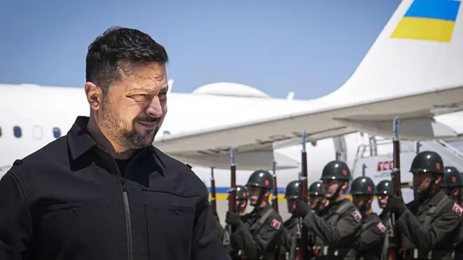 Зеленский на фоне самолета с украинским флагом и турецких военных.