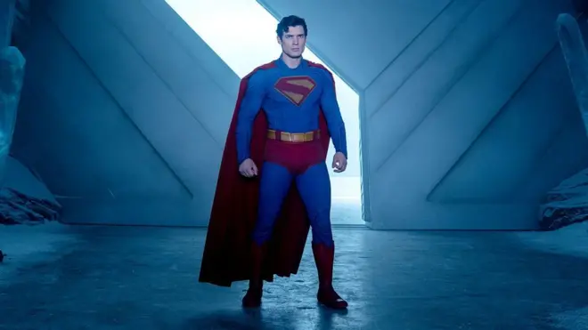 David Corenswet posa como Super-Homem no novo filme da franquia