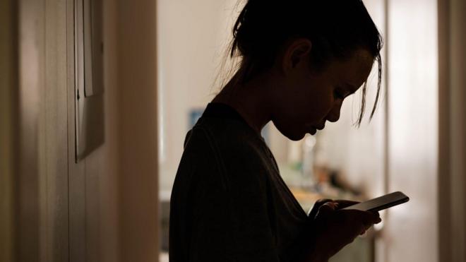 Garota olhando o celular