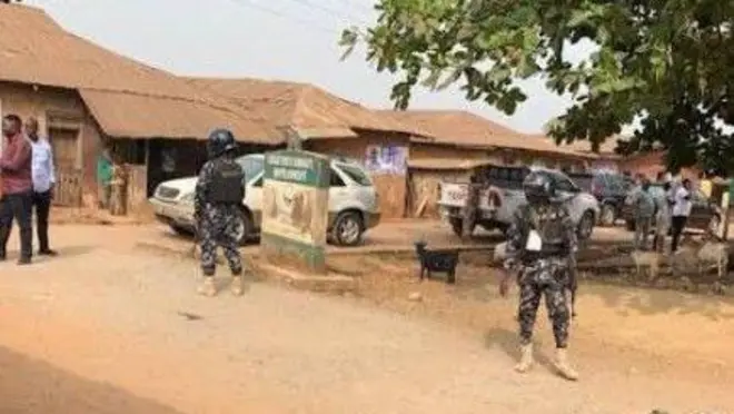 Awọn ọlọpaa duro kaakiri oju ọna ni adugbo kan nilu Osogbo
