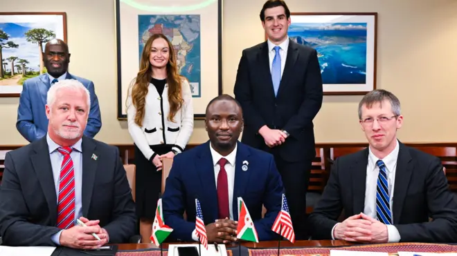 Umushikiranganji w'uburundi Hassan Kibeya arikumwe n'abaserukira KoBold Metals na Lifezone Metals