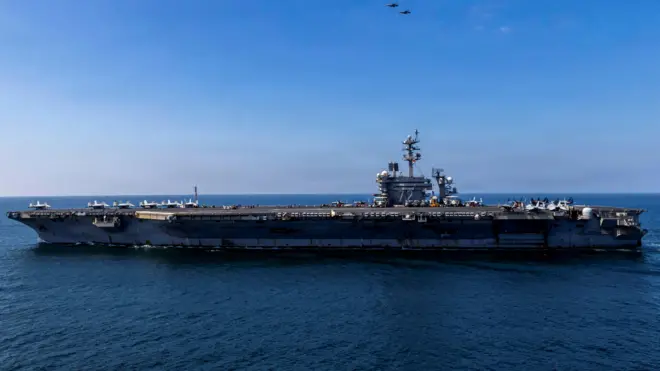 美國海軍尼米茲級航空母艦亞伯拉罕·林肯號（USS Abraham Lincoln）於2026年3月3日在未公開地點航行，支援代號為「史詩之怒行動」對伊朗發動的攻擊。