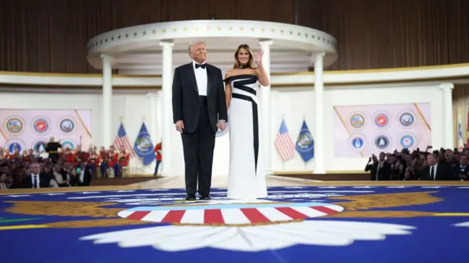 Donald Trump ve eşi Melania Trump, balo giysileriyle, el ele