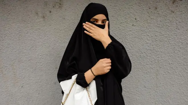 বোরকা পরা এক ফরাসী মুসলিম নারী