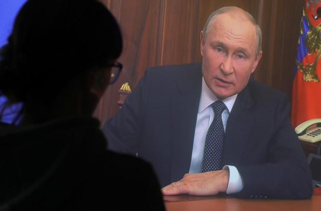 ﻿Người xem Tổng thống Nga Vladimir Putin phát biểu ngày 21/9