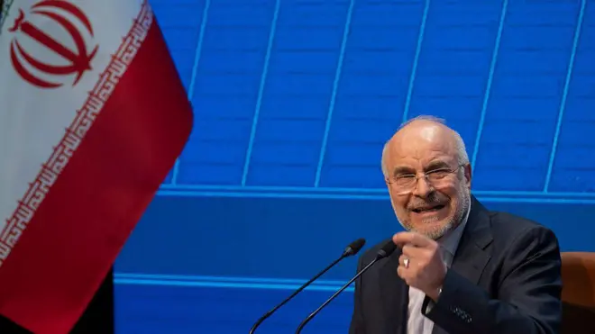 رئيس البرلمان الإيراني، محمد باقر قاليباف، يشير بيده أثناء حديثه مع وسائل الإعلام في مؤتمر صحفي عُقد في قاعة مؤتمرات بمبنى البرلمان الإيراني في طهران، إيران، في 2 ديسمبر/ كانون الأول 2025.