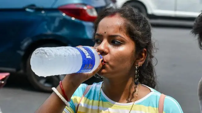 महिला पाणी पिताना