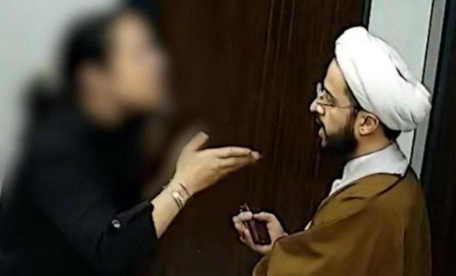 تصویری از «زن قمی» در حال اعتراض به یک روحانی که ظاهرا مخفیانه از او تصویربرداری کرده است.