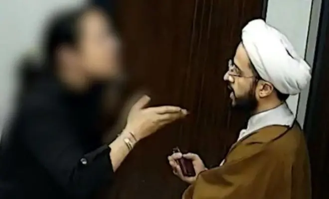 تصویری از «زن قمی» در حال اعتراض به یک روحانی که ظاهرا مخفیانه از او تصویربرداری کرده است.