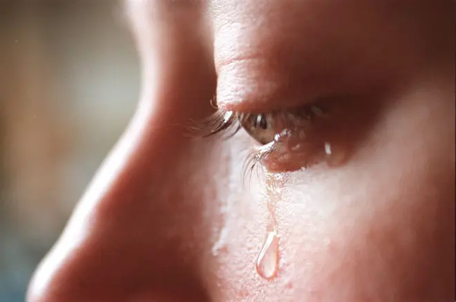 له اوښکو ډکې سترګې