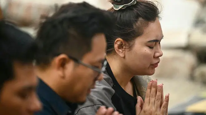 မန္တလေးမှာ ငလျင်ကြောင့်သေဆုံးခဲ့သူတွေအတွက်နာရေးအလှူပြုလုပ်နေတဲ့မြင်ကွင်း