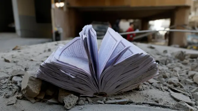 Копија Курана, муслиманске свете књиге, лежи на рушевинама зграде у Бејруту погођене у израелском нападу