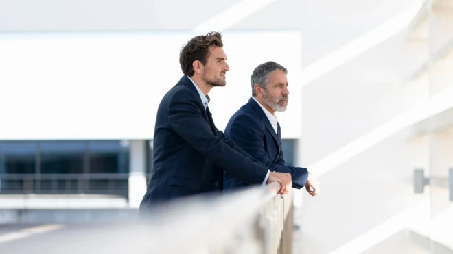 دو مرد در حال نگاه کردن به روبرو