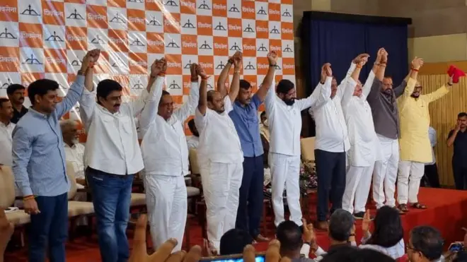 उद्धव ठाकरे यांच्या नेतृत्वातील शिवसेनेच्या 6 खासदारांनी एकनाथ शिंदे यांच्या शिवसेनेत आज सोमवारी (22 जून) अधिकृतपणे प्रवेश केला आहे.