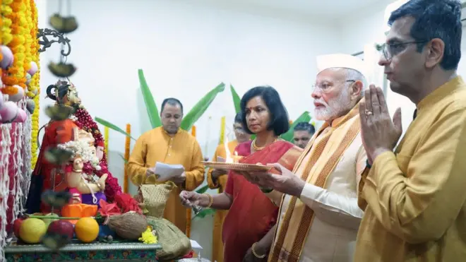 जस्टिस चंद्रचूड़ के घर पूजा करते प्रधानमंत्री नरेंद्र मोदी