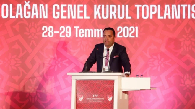 Avukat Rezan Epözdemir Temmuz 2021'de düzenlenen TFF Genel Kurulu'nda konuşma yaparken