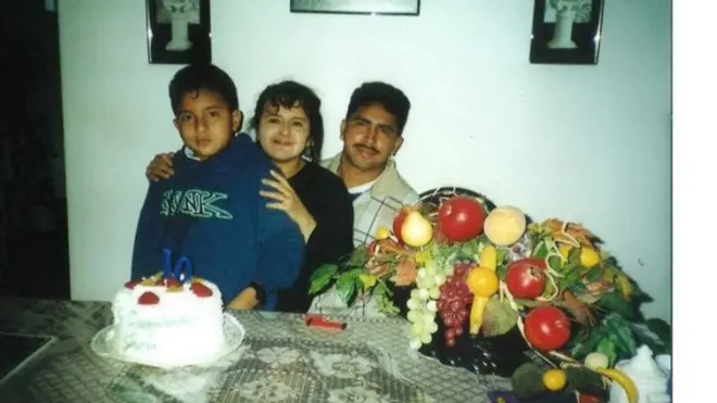 Javier comemorando seu primeiro aniversário nos Estados Unidos, ao lado dos pais