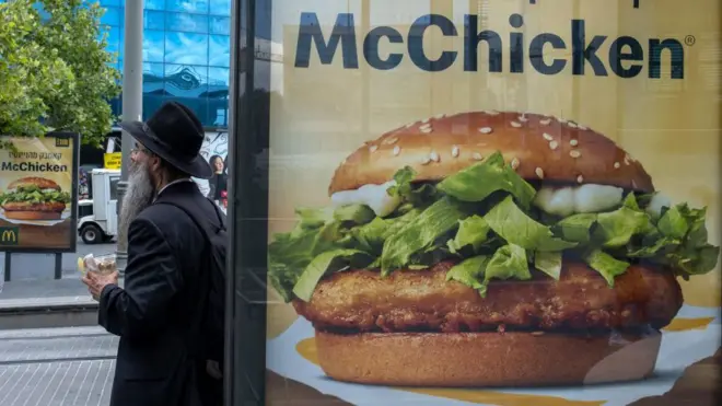 ین الاقوامی فاسٹ فوڈ چین ایک فرنچائز سسٹم استعمال کرتی ہے