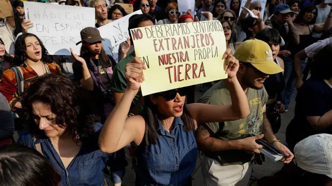 Manifestantes em protesto com cartazes