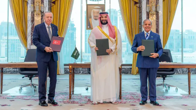 الرئيس التركي رجب طيب أردوغان وولي العهد السعودي الأمير محمد بن سلمان ورئيس الوزراء الباكستاني شهباز شريف في مكة المكرمة بعد توقيع اتفاقية الدفاع المشترك