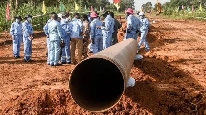 Abakozi bo muri Niger no mu Bushinwa baraboneka kuri iyi foto ahakorerwa ubwubatsi bw'umuyoboro w'ibitoro, mu karere ka Gaya muri Niger, mu Kwakira (10) mu 2022