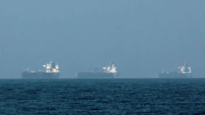 হরমুজ প্রণালীল কাছে ইরানি জাহাজ ধ্বংসের দাবি করছে যুক্তরাষ্ট্র ( এগুলো সেসব জাহাজের ছবি নয়। এই ছবিতে ফুজাইরাহ এলাকায় রাখা কিছু ট্যাঙ্কার দেখা যাচ্ছে)