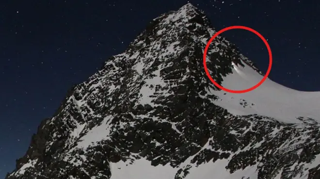 ਪਹਾੜ ਜਿਸ ਉੱਤੇ ਲਾਲ ਘੇਰੇ ਨਾਲ ਟਾਰਚ ਦੀ ਰੌਸ਼ਨੀ ਨੂੰ ਉਭਾਰਿਆ ਗਿਆ ਹੈ