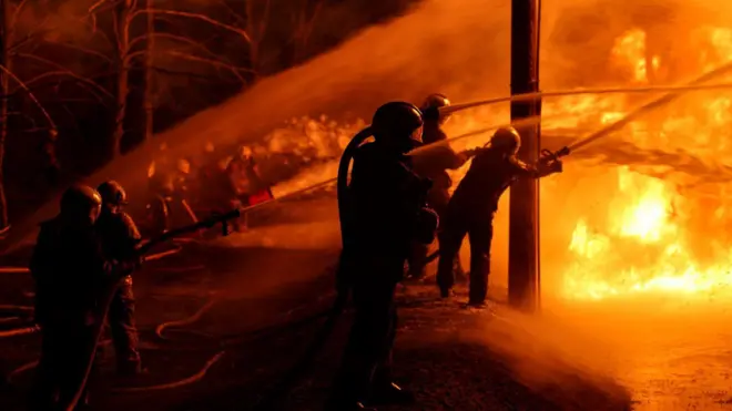 Пожежні гасять пожежу