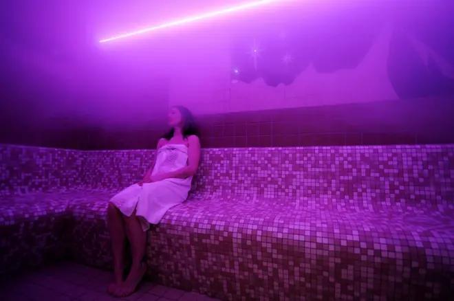 یوه مېرمنه سونا کې ده